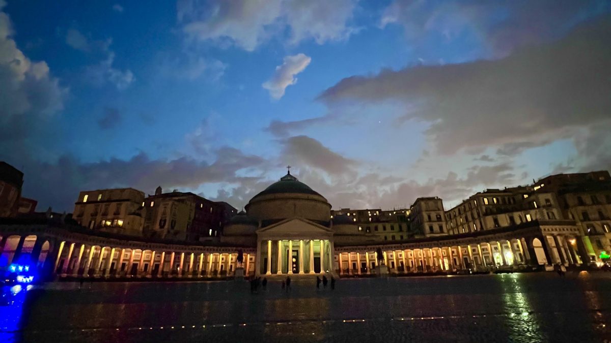 Piazza Plebiscito Lo Spettacolo Del Colonnato Illuminato E Colorato Di 