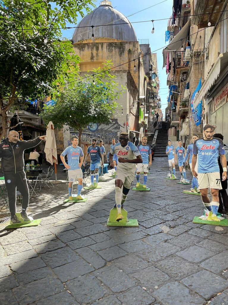 I cartonati dei giocatori in Vico Colonne a Cariati, nei Quartieri Spagnoli.