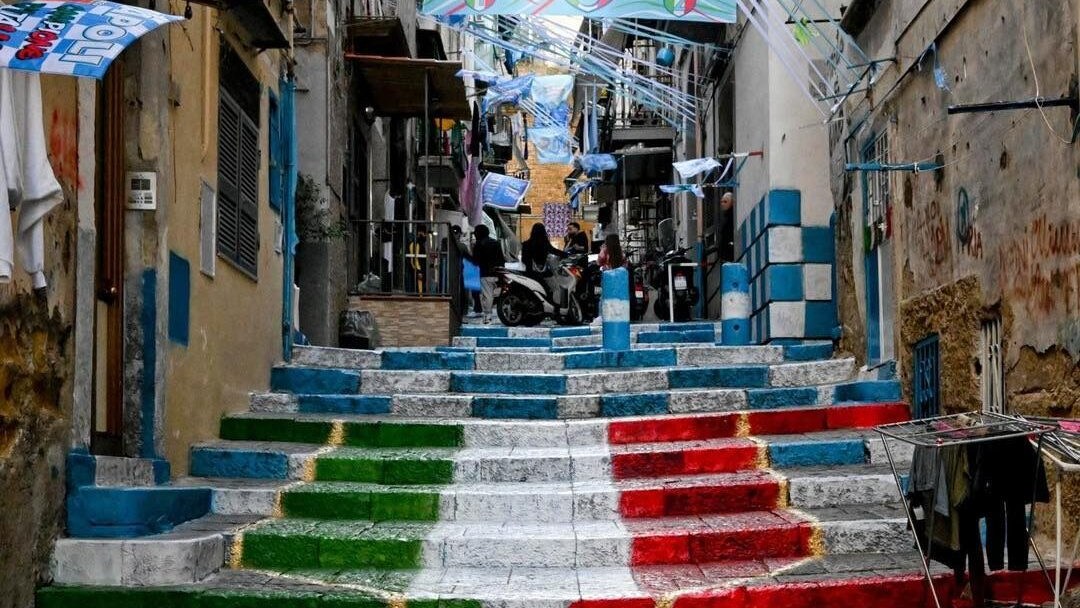 Lo Scudetto "apparso" sulle scalinate del Vico Paradiso, a Materdei