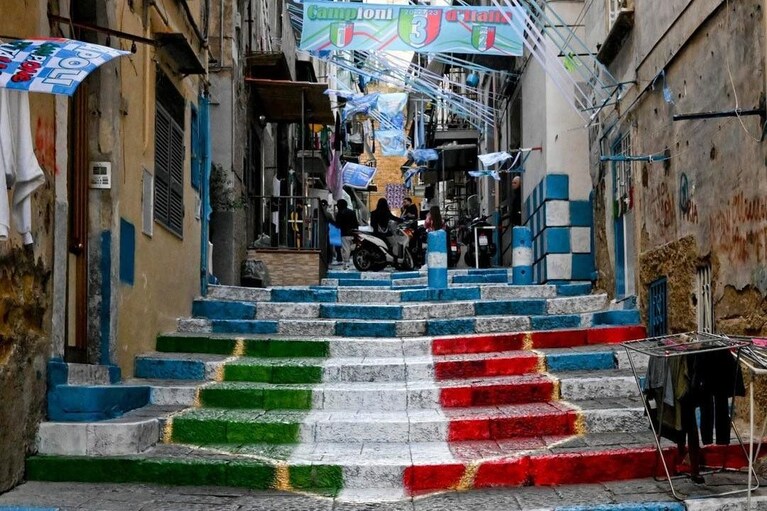 Lo Scudetto "apparso" sulle scalinate del Vico Paradiso, a Materdei