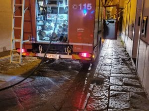 incendio in casa nel salernitano donna muore per le esalazioni di fumo
