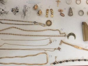 La provenienza dei gioielli dimostrata con documenti falsi: sequestro di beni per un “Compro oro” a Nola