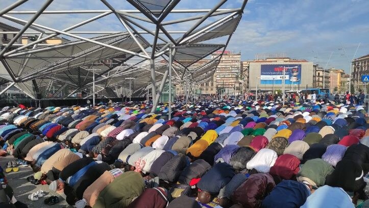 I fedeli in preghiera a Piazza Garibaldi. Foto Abdel El Mir / Instagram