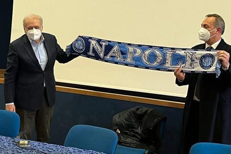 La sciarpa del Napoli Calcio consegnata all'Associazione Paolo Avella Onlus.