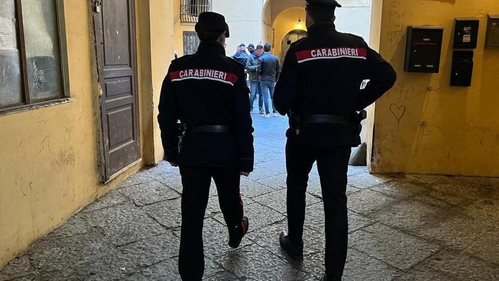I carabinieri nell'atrio del palazzo di via Egiziaca a Pizzofalcone