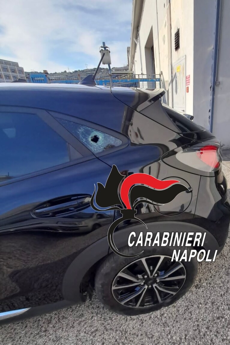 Il foro del proiettile nella parte posteriore sinistra dell'auto.