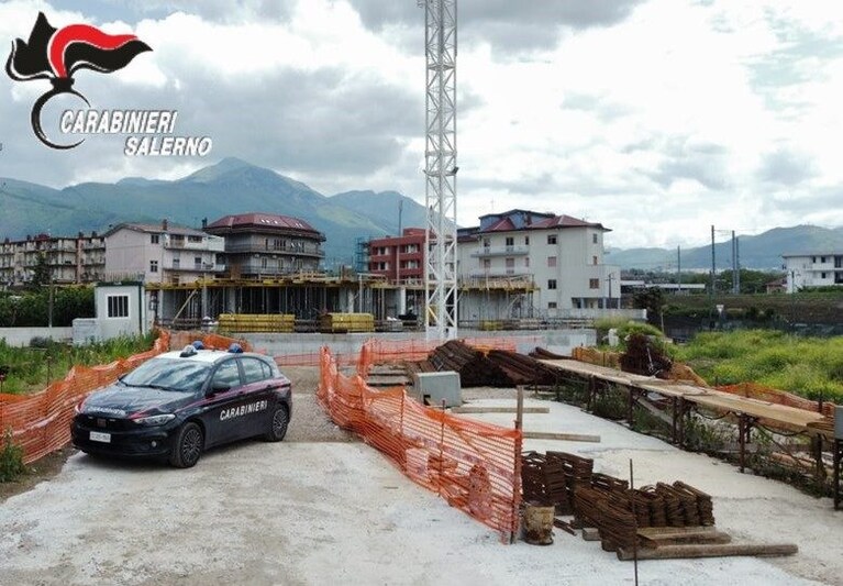 I carabinieri nel cantiere di Mercato San Severino dove sono scattati i sigilli.