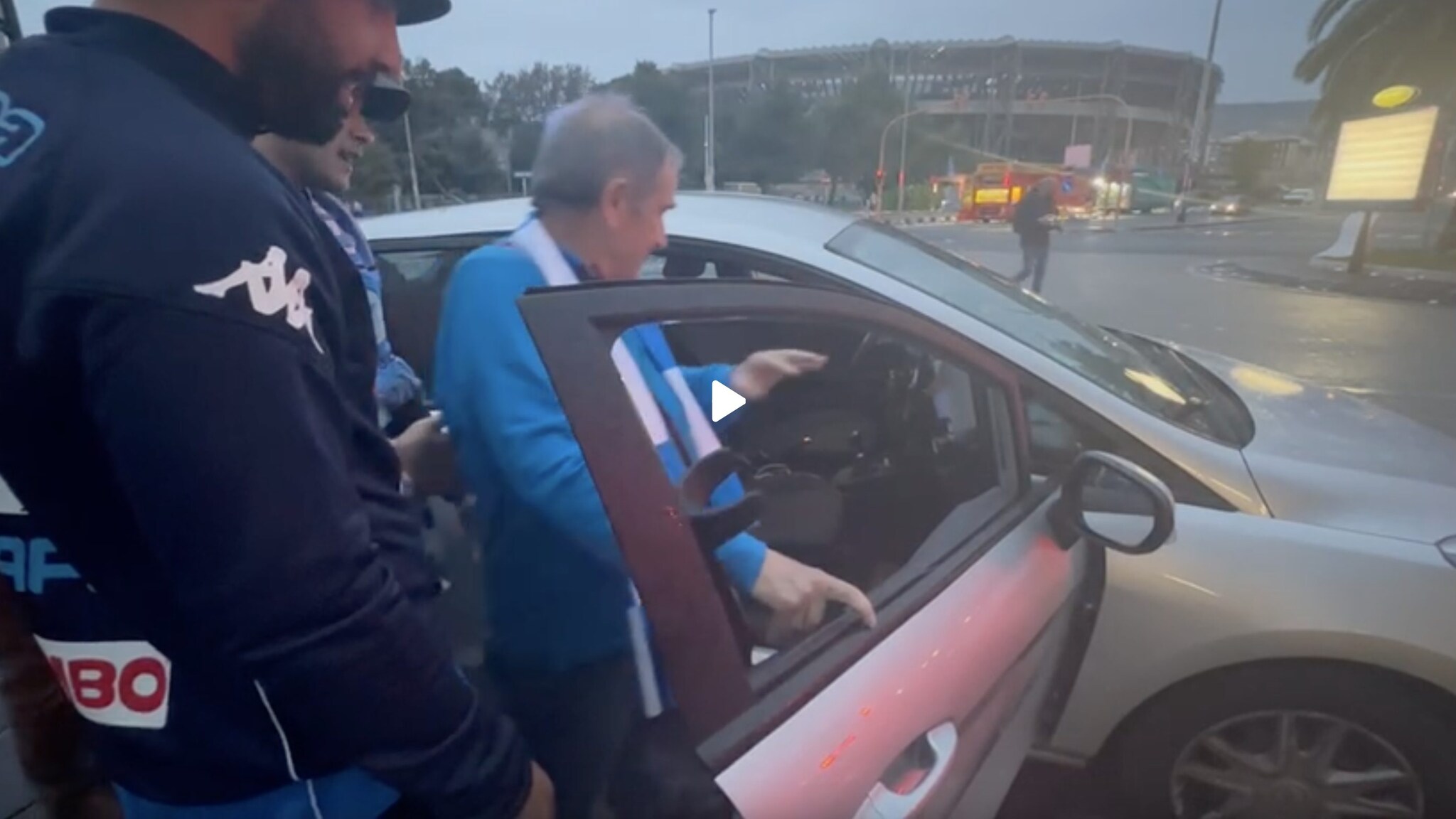 Lo zio disabile assieme ai due nipoti, dopo che l'auto è stata liberata per il passaggio dai carabinieri. Foto / Fanpage.it