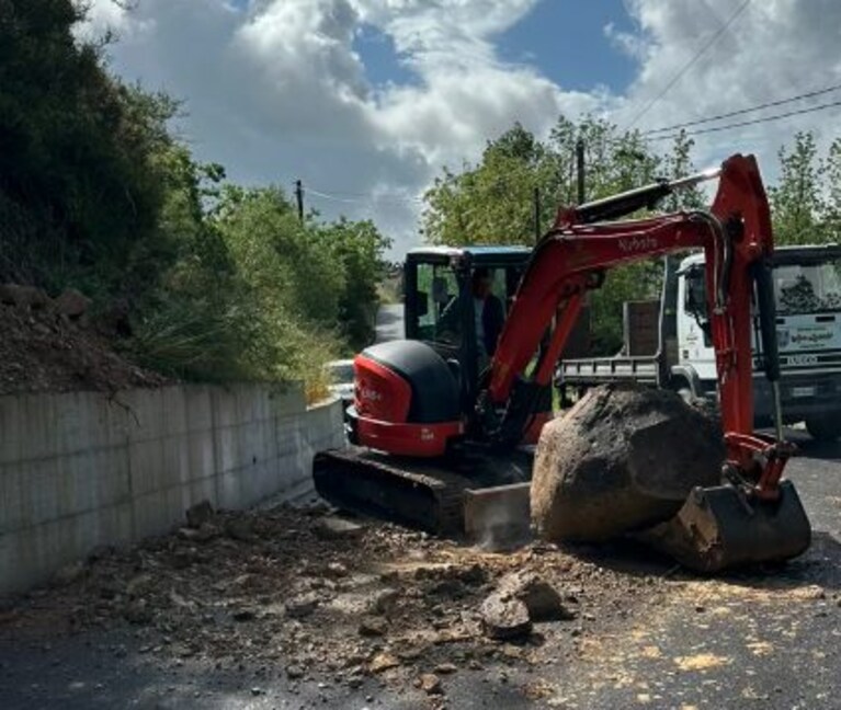 I lavori di rimozione del masso dalla strada. Foto Facebook / Comunità Montana Alento Monte Stella