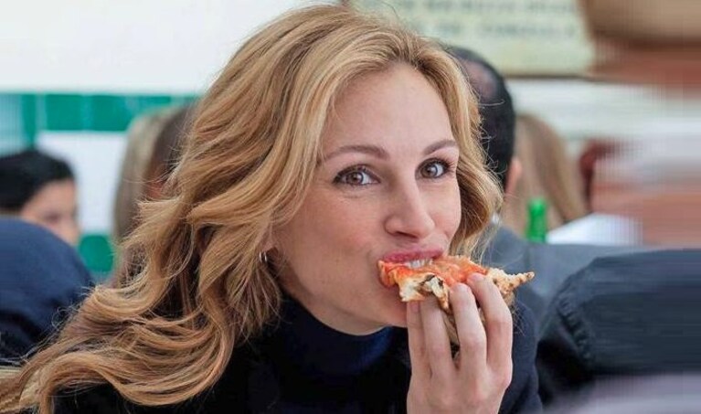 L'immagine iconica di Julia Roberts mentre mangia una pizza nel locale "Da Michele" a Napoli nel film "Mangia, Prega, Ama" di Ryan Murphy.