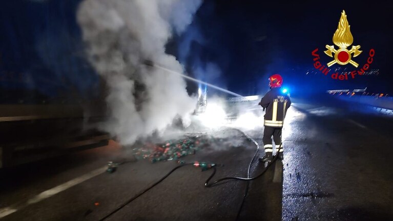 Il camion andato a fuoco con il suo carico di bottiglie d'acqua andato a fuoco lungo l'autostrada A16.