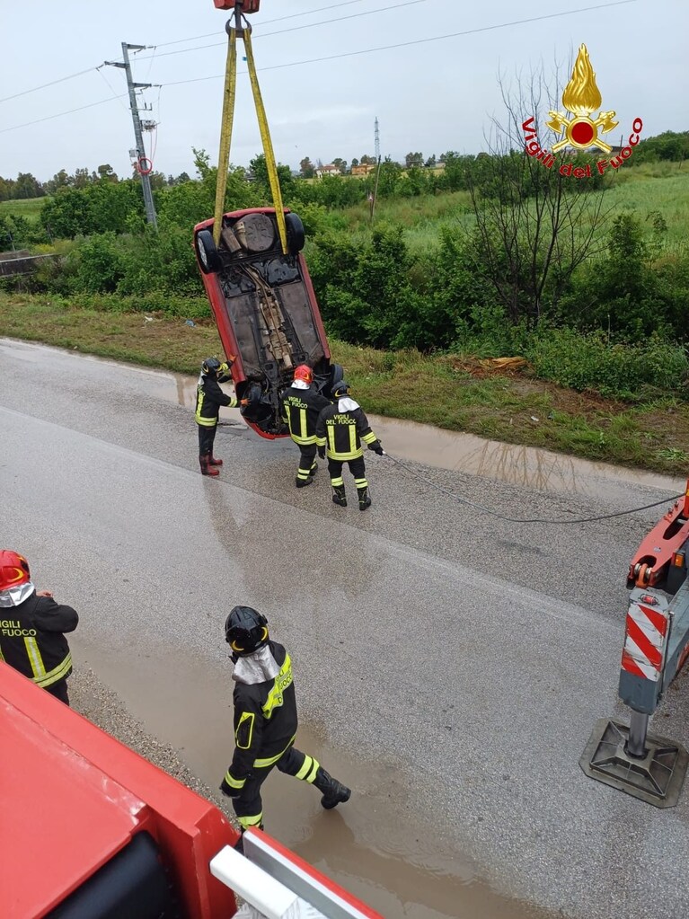 Un'altra fase del recupero dell'automobile finita in un canalone a Cancello, nel Casertano.