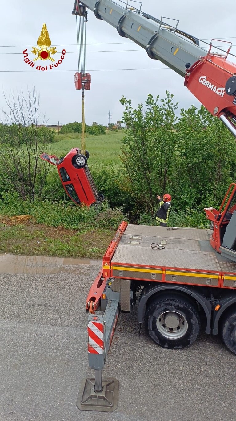 L'automobile recuperata dai vigili del fuoco su via Bonito, a Cancello Arnone (Caserta)