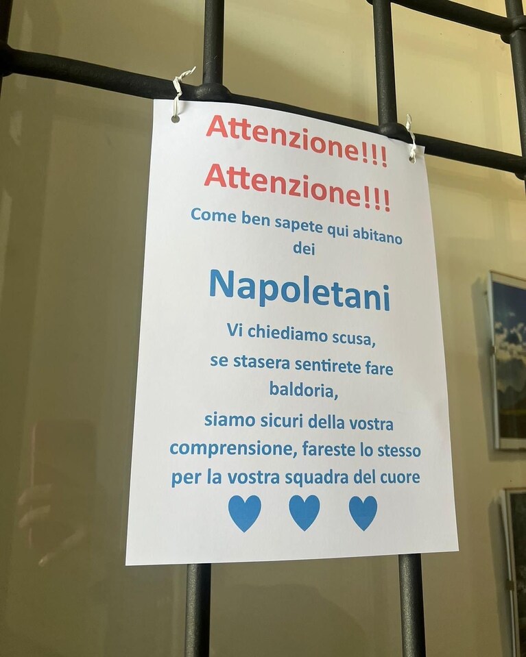 Il cartello di una famiglia napoletana in un condominio di Roma. Foto / Fanpage.it