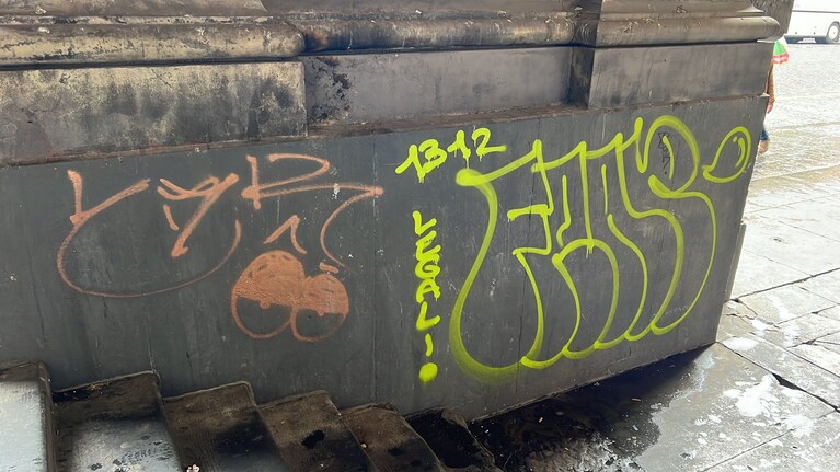 Il graffito "immortalato" il giorno dopo. Foto Facebook / Francesco Emilio Borrelli