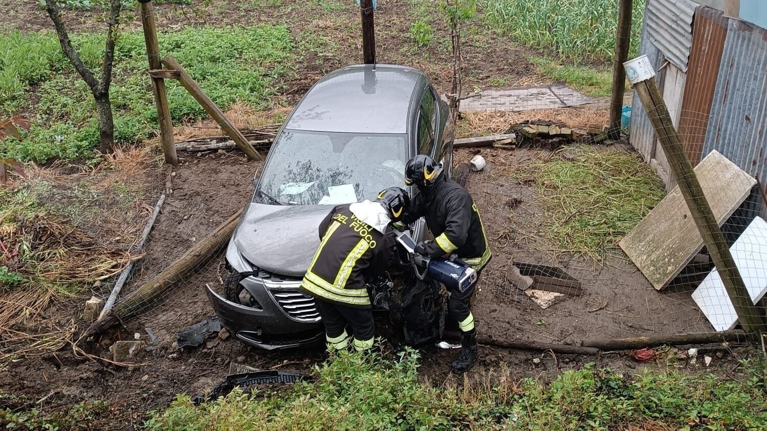 L'auto finita nella scarpata a Pratola Serra.
