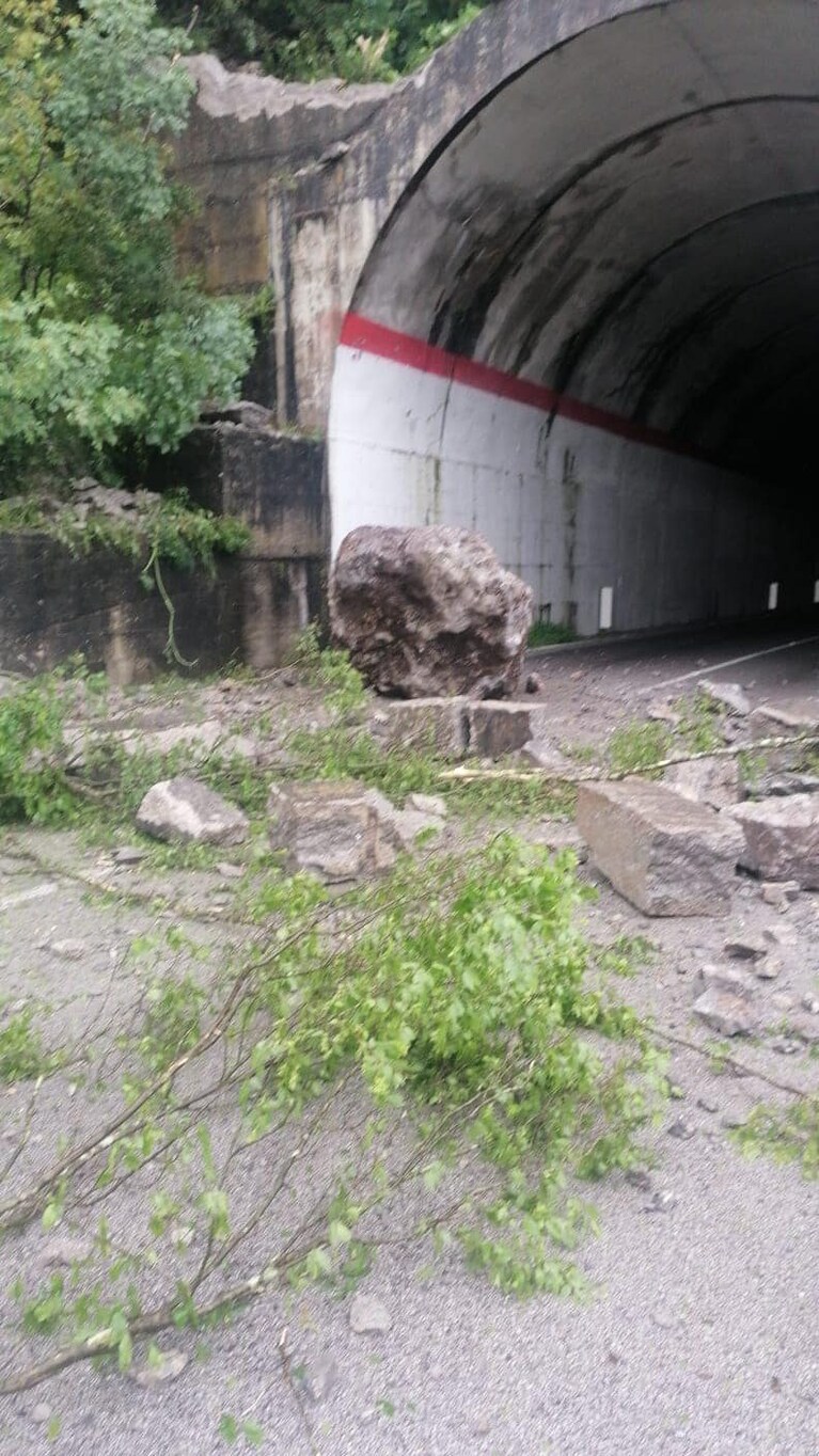 Il masso staccatosi dalla parete rocciosi sulla via Mingardina, nei pressi del tunnel. Foto / Comune di Celle di Bulgheria