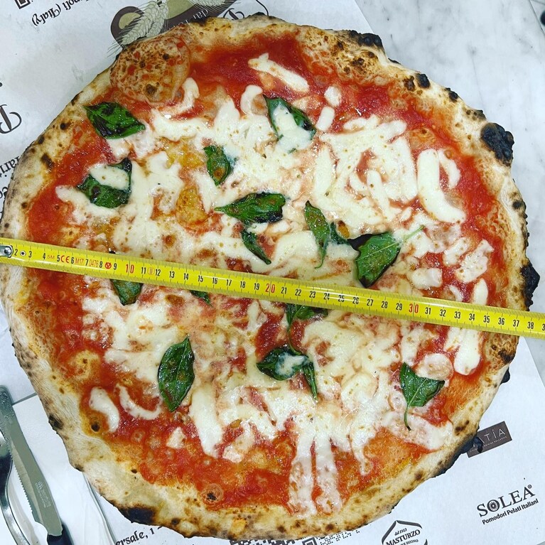 La pizza a carro presso l'Antica Pizzeria Da Michele a Forcella con un diametro di 38 centimetri.