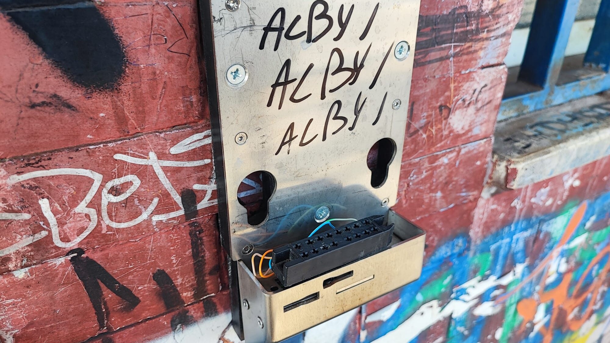 Quel che resta della macchinetta Tap&Go per i biglietti elettronici nella stazione della Circumflegrea di Quarto Officina. Foto / Fanpage.it