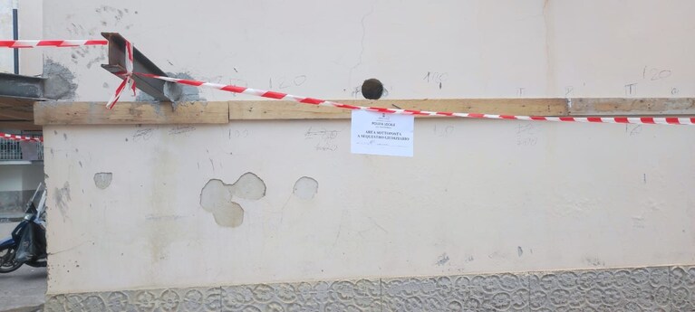 Il balcone abusivo sequestrato dalla Polizia Municipale su via Emanuele Gianturco