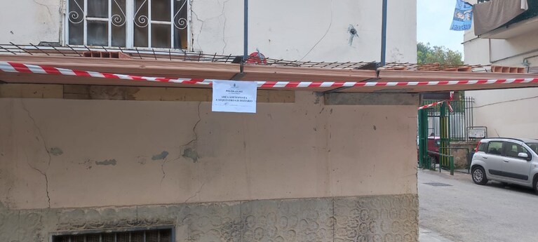 Il balcone abusivo sequestrato dalla Polizia Municipale su via Gianturco