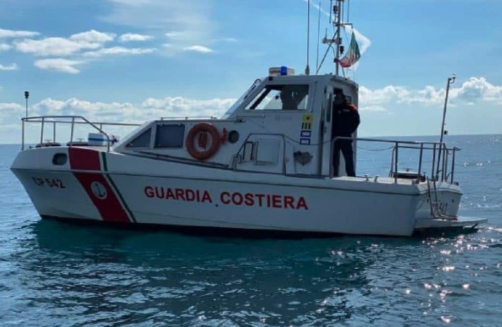 Barca affondata a Procida, il papà ha salvato i figli facendo indossare ...