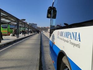 Troppe aggressioni sui bus dell’Air Campania, a bordo arrivano i vigilanti armati
