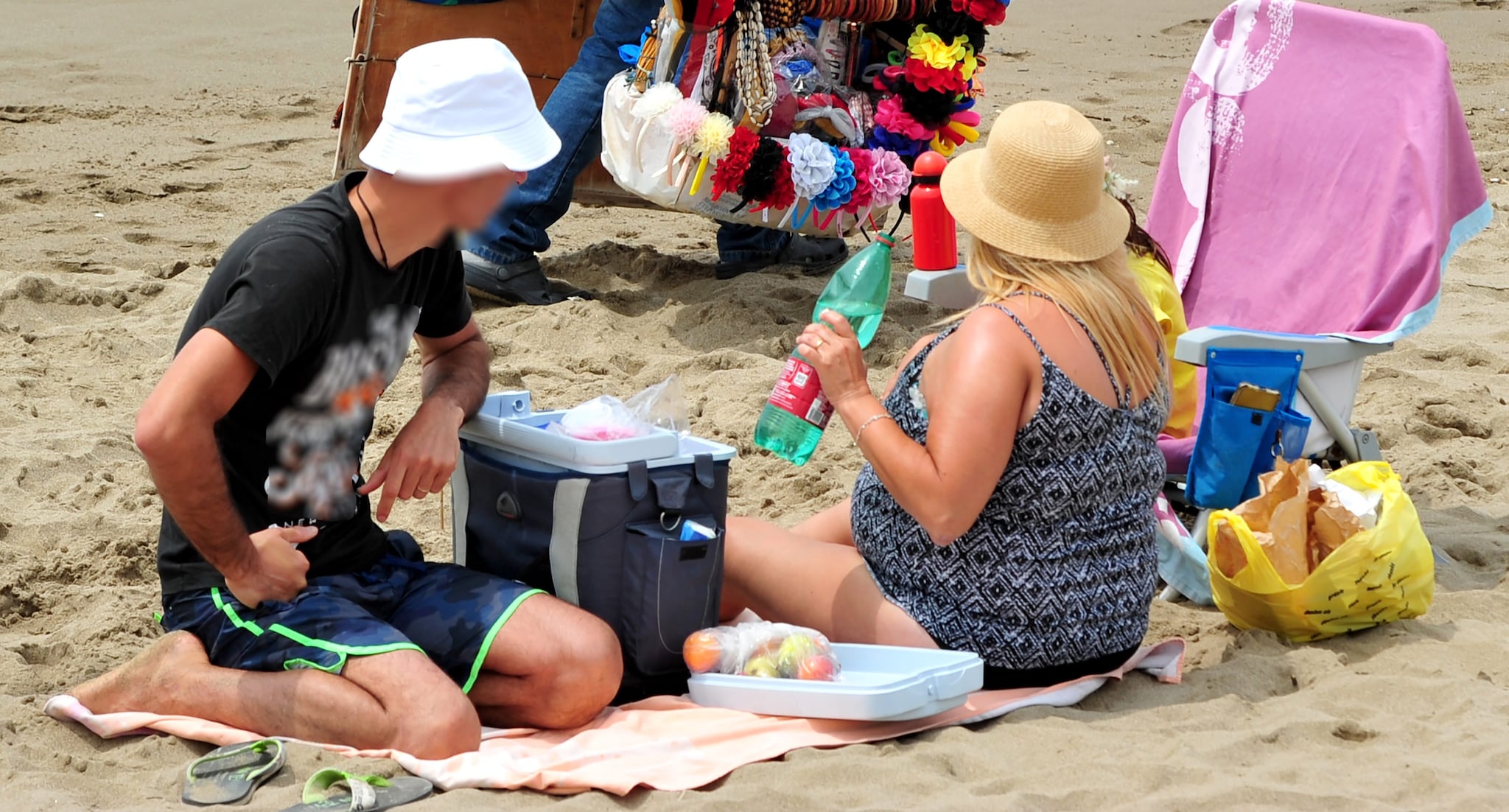 Sulle spiagge dei lidi vietati cibo e borse termiche: i bagnanti si sfogano  col sindaco