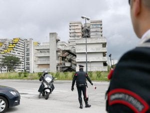 Nello scooter il kit del rapinatore: pistola a salve e passamontagna. Denunciato 17enne a Scampia