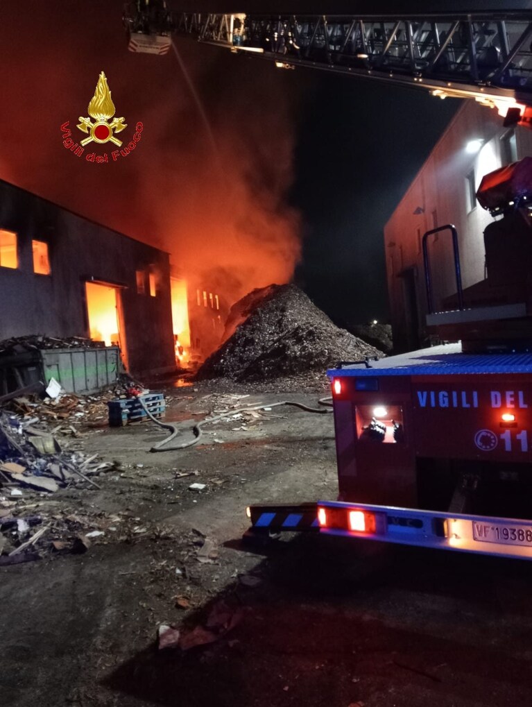 Le immagini dell'incendio nell'azienda di rifiuti a Pastorano, nel Casertano