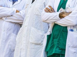 Mancano gli infermieri, chiuso il reparto di Chirurgia Tiroidea, Urologia e Nefrologia del Policlinico Vanvitelli