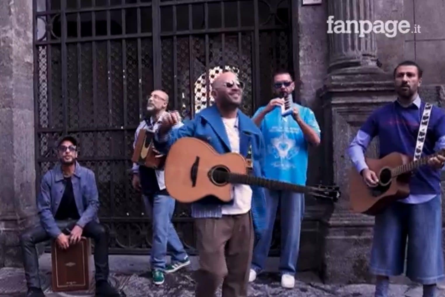 Lo Strata Rapper Napoli, i Negramaro cantano Pino Daniele in strada: concerto a sorpresa ...