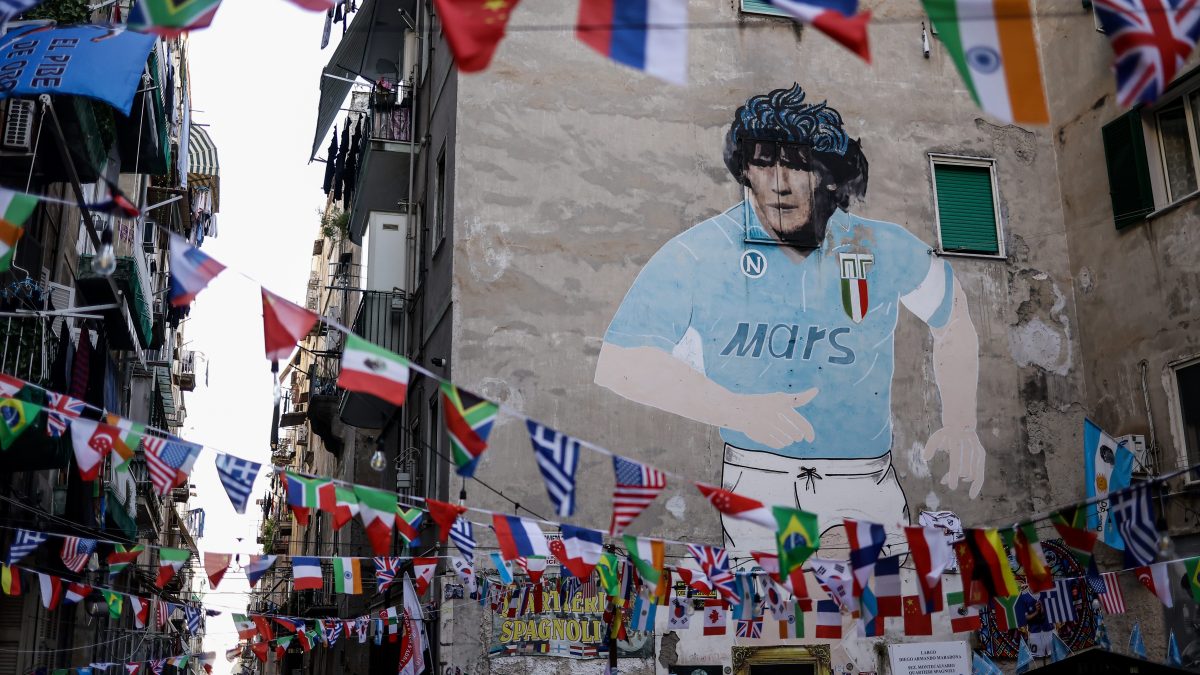 Via Emanuele De Deo e il murale di Maradona