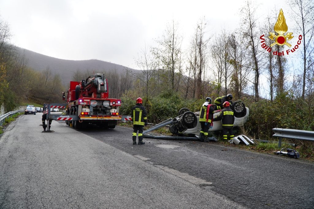 Auto finisce fuori strada e si ribalta: donna di 49 anni in ospedale