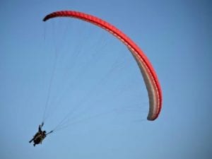 Uomo cade in mare da parapendio al largo di Capaccio Paestum, ricerche in corso
