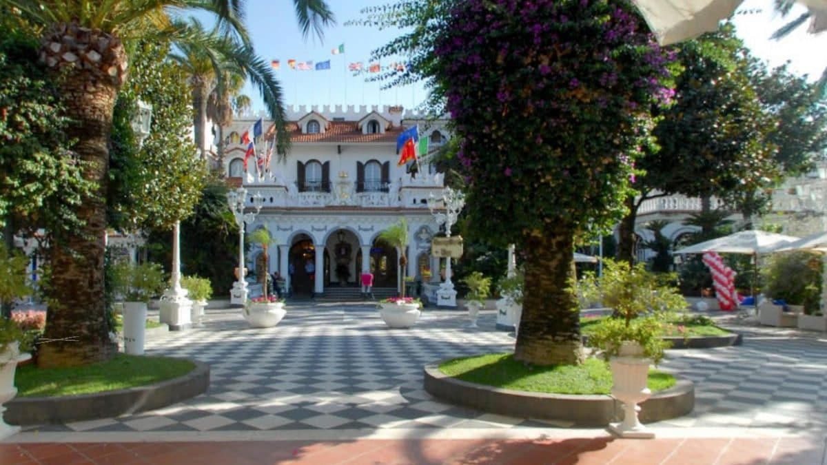 L’ingresso del Grand Hotel La Sonrisa di Sant’Antonio Abate