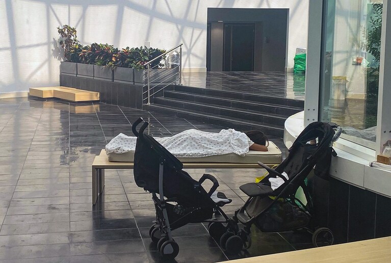 Una sfollata che dorme all'Università di Scampia / foto A. Musella Fanpage.it