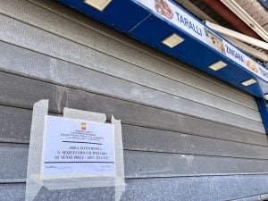 Chioschi dei taralli chiusi sul lungomare a Napoli, il Comune vuole rimuoverli prima dell’America’s Cup