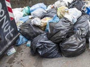 sacchetti-rifiuti-1-generica-300x225.jpg