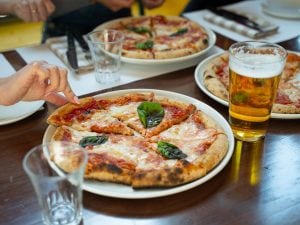 Vomero, multe per 8mila euro a pizzeria e pub: sequestrati cibi contaminati e non tracciati
