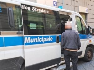 Blitz al Vomero della polizia, denunciati parcheggiatori abusivi: decine di controlli ad auto e ristoranti