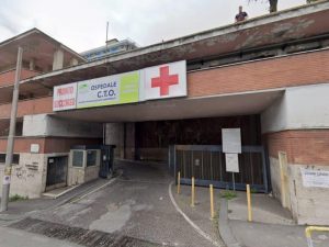 “Hai una sigaretta?” e poi lo accoltella, 19enne ferito in piazza Garibaldi