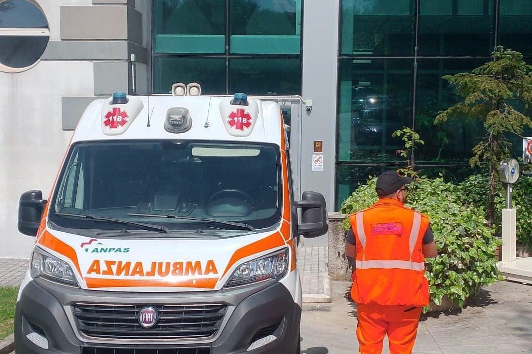 Si cosparge di benzina e si dà fuoco in strada sul ponte di Pontecagnano: 45enne gravemente ustionato