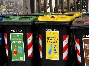 bidoni-raccolta-differenziata-napoli-e1745675684834-1745675715060-300x225.jpeg