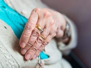 Anziana 80enne non risponde da 2 giorni, ritrovata bloccata a terra in casa a Pontecagnano: non riusciva ad aprire la porta