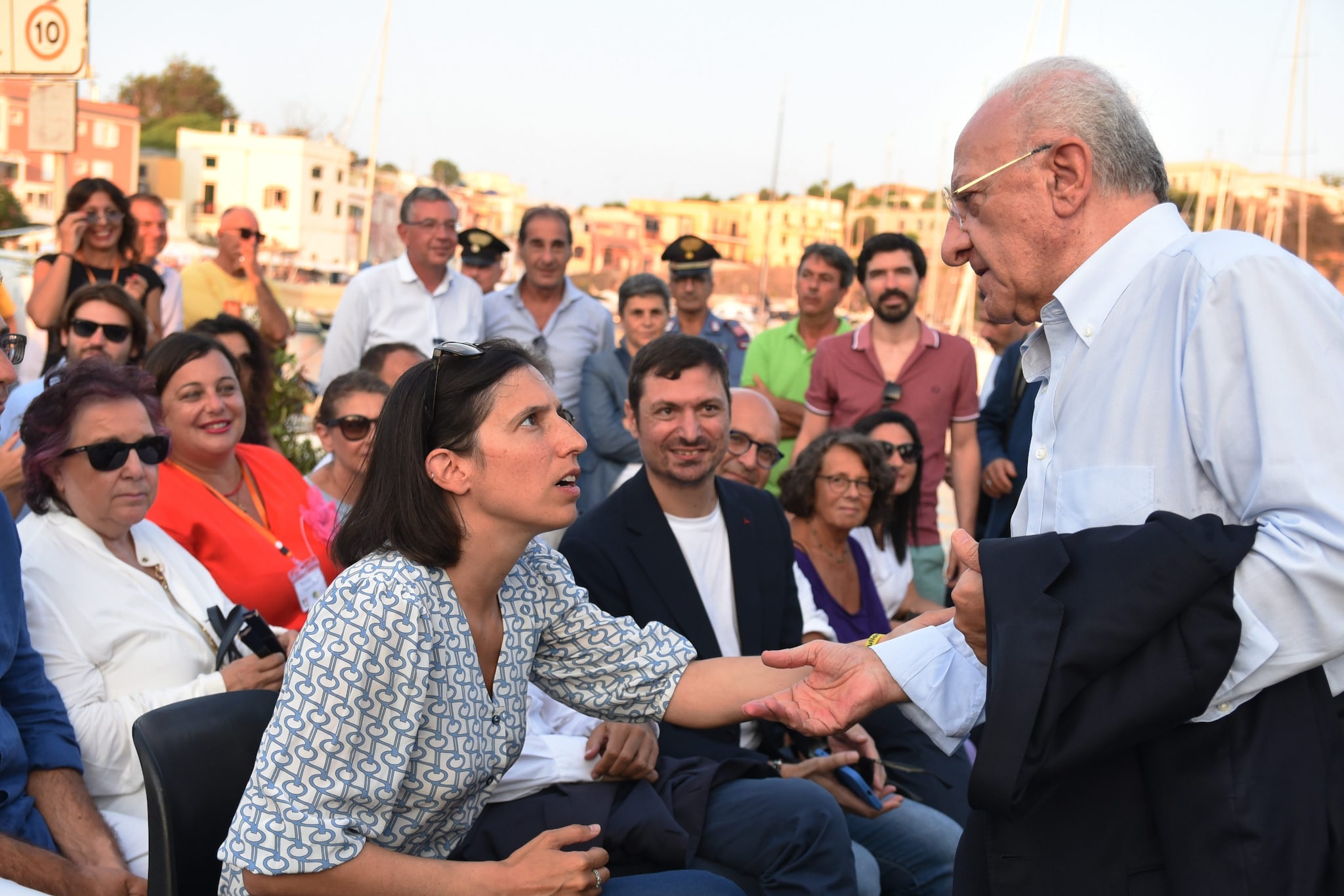 Schlein e De Luca a Procida, nel 2024, durante un evento del Pd