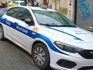Cadono detriti, arriva la Polizia: sospeso un cantiere non a norma in materia di sicurezza