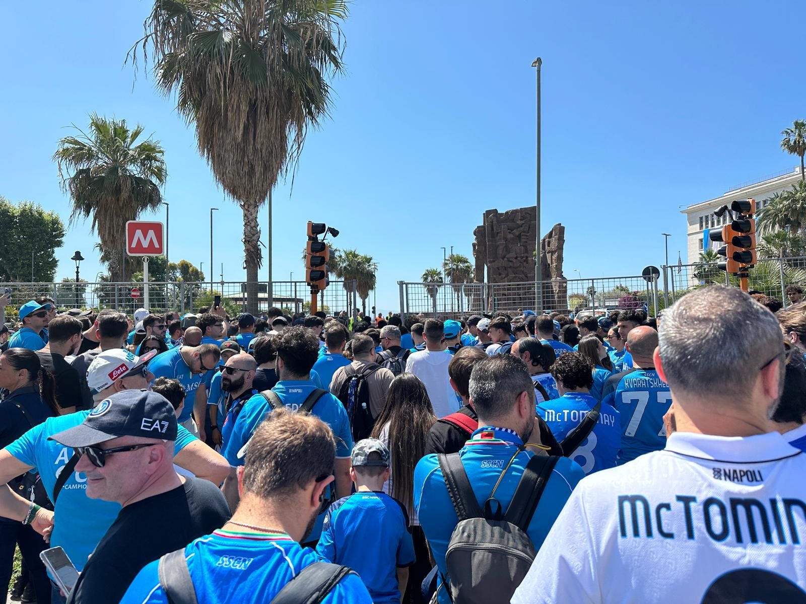 Festa scudetto a Napoli col pullman scoperto: già migliaia i tifosi in strada, i calciatori arrivano alle ore 15