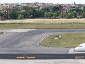 Napoli, auto in pista all’aeroporto di Capodichino, decollo rinviato per un Airbus: aperta inchiesta Ansv