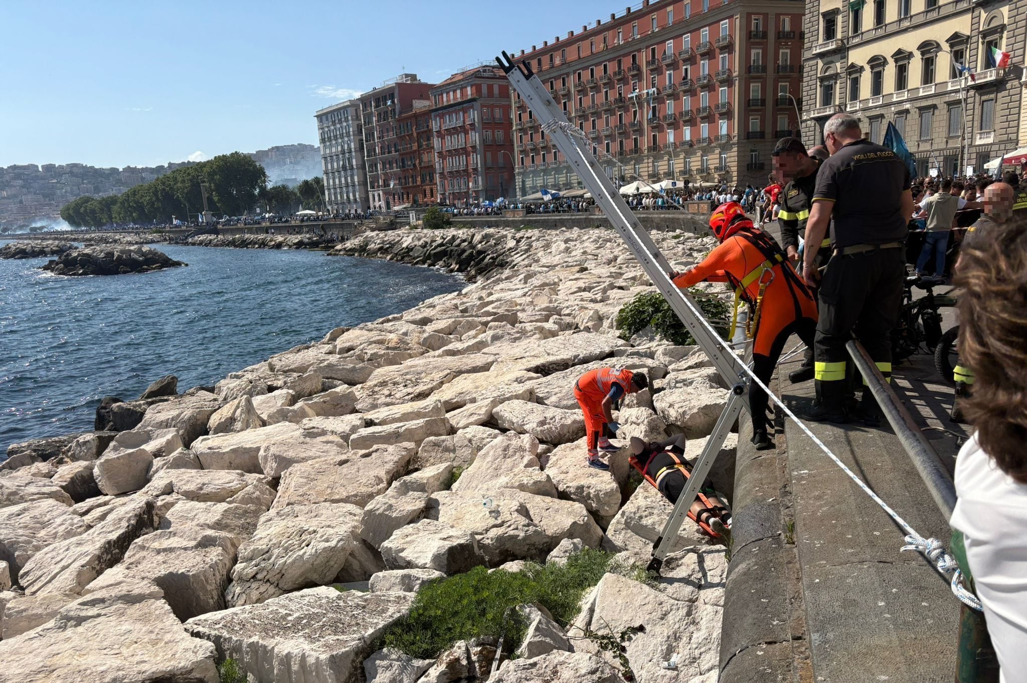 Via Partenope, ragazzo cade sugli scogli aspettando il pullman del Calcio Napoli